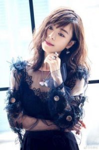 ​张静初是否已婚并育有子女？揭秘其丈夫身份及背景