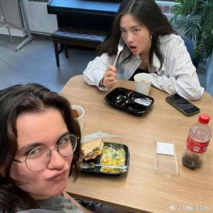 ​孙莉分享黄多多的留学生活视频，母女二人美貌吸睛，妈妈状态更胜一筹