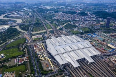 ​主城区人口密集，广州南站却建在人少的番禺，高铁站还怕人多吗？