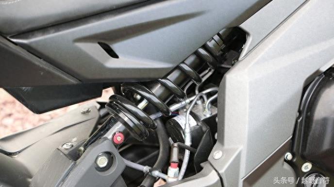 春风CF400NK 全新运动型摩托车