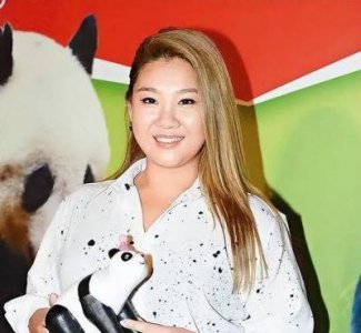 ​周润发女儿vs成龙女儿，差距明显引热议