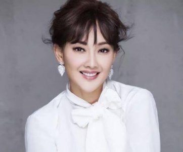 ​出道30年零绯闻，47岁牛莉依然保持时尚感，将自己塑造成少女形象