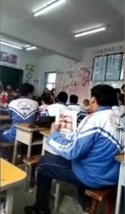 ​厉害了！女副校长教室内与学生对骂，脏话连篇引人咋舌