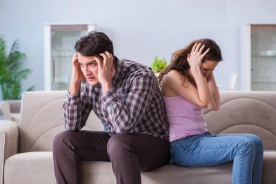 ​真实故事 妻子车内出轨丈夫平静给老丈人打电话妻子边哭边求饶！