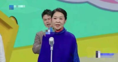 ​62岁倪萍暴瘦引担忧，四肢纤细长衫都撑不起，曾因发胖走路都要扶