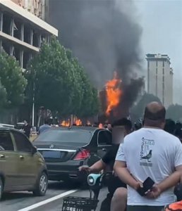 ​河北衡水安平县疑似发生爆炸，目击者称有车辆被波及，官方：情况还在统计中