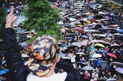 ​粉丝没忘了他！陈冠希现身成都 跩唱成名曲《记得我吗》
