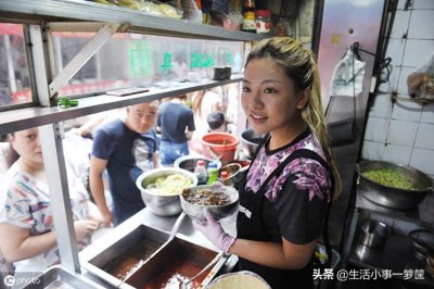 ​女老板长相甜美被称“拉面西施”，有人专程来吃面就为多看她一眼