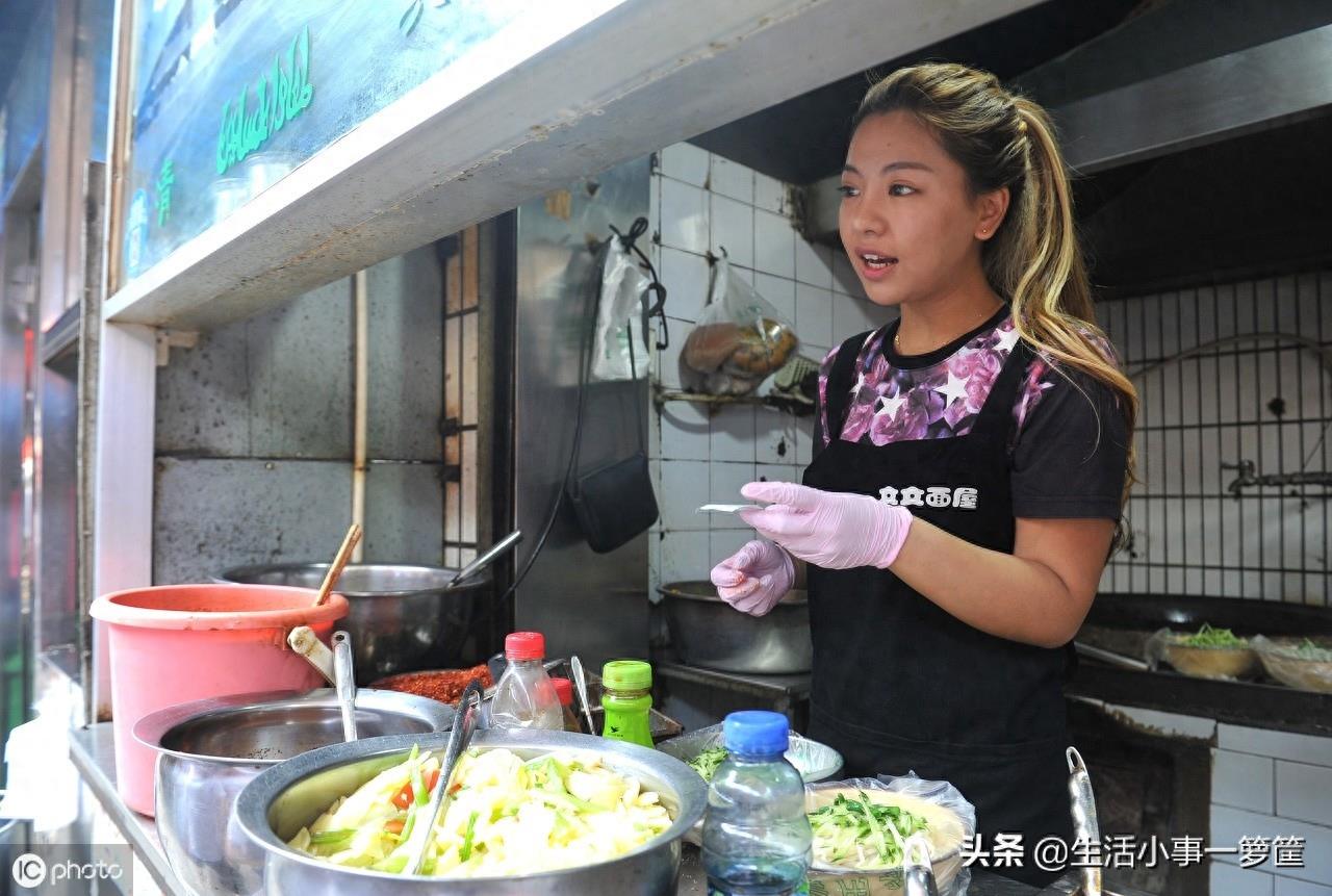 女老板长相甜美被称“拉面西施”，有人专程来吃面就为多看她一眼
