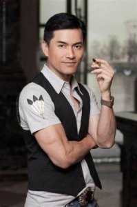 ​揭秘那些越老越帅的明星：吕良伟六十多岁仍被赞“小伙子”