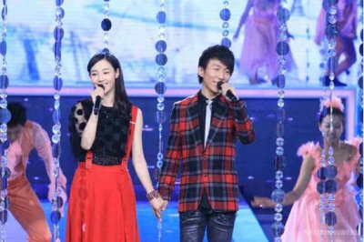 ​白百合晒十八岁照片，羽凡回复又删除，网友：看来是要复合？
