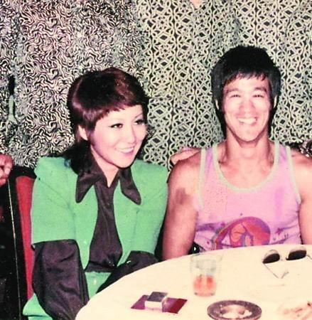 组图：10张李小龙生前与神秘女友丁佩的温情合影