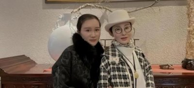 ​54岁张敏近照曝光，皮肤白皙宛如少女，手臂上戴满首饰优雅端庄