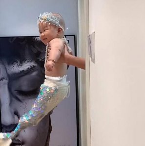 ​妈妈自制道具，将儿子打扮成美人鱼，网友：人工饲养的