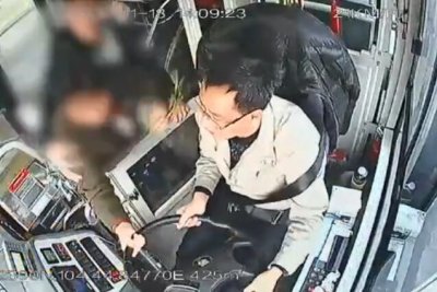 ​发生了什么？大妈抢公交方向盘 警方通报拘10日