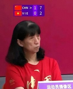 ​中国女排胜利后！赖亚文黑脸，因为蔡斌不用替补席!只用7个人！