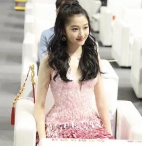 ​关晓彤和迪丽热巴穿礼服，两人的坐姿却相差甚远，鹿晗的选择没错