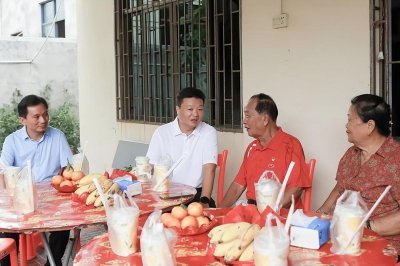 ​陵水县委书记吴海峰走访慰问离退休干部