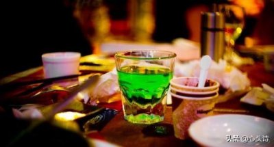 ​上联：灯红酒绿心易醉，下联？