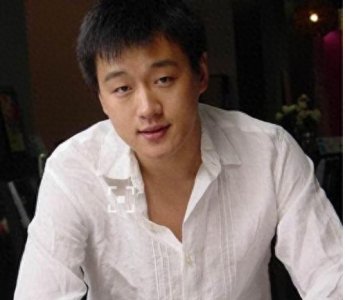 ​佟大为老婆贼丰满，个性且性感，外露黑色打底，够自信迷人