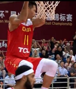 ​中国男篮收获三连胜！三大内线合砍51分，易建联末节12分真领袖