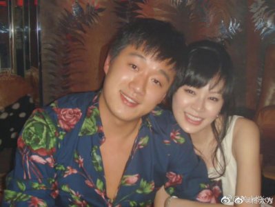 ​佟大为庆结婚纪念晒年轻合照，穿同一件衣服摆同款姿势，相貌不变笑容更甜蜜