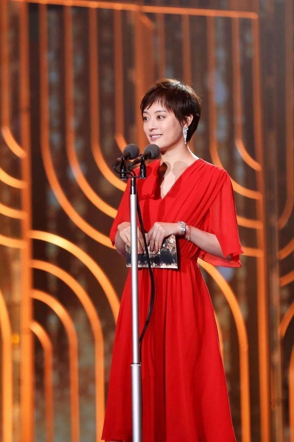 看了孙俪、蒋勤勤才知道：裙不配丝袜，大衣不配打底裤，优雅高级