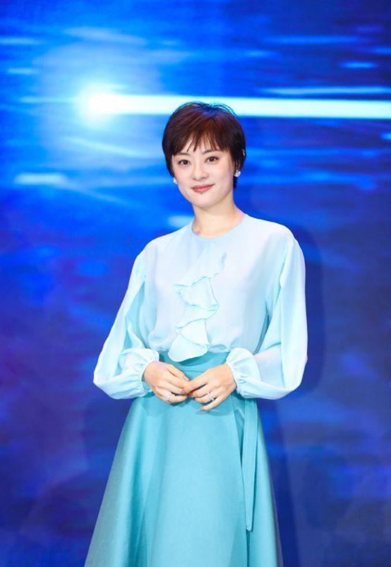 看了孙俪、蒋勤勤才知道：裙不配丝袜，大衣不配打底裤，优雅高级
