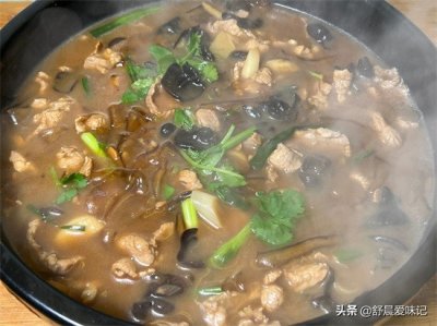 ​粉皮靠肉的家常做法，粉皮晶莹剔透，肉片嫩滑入味，汤汁鲜美，香