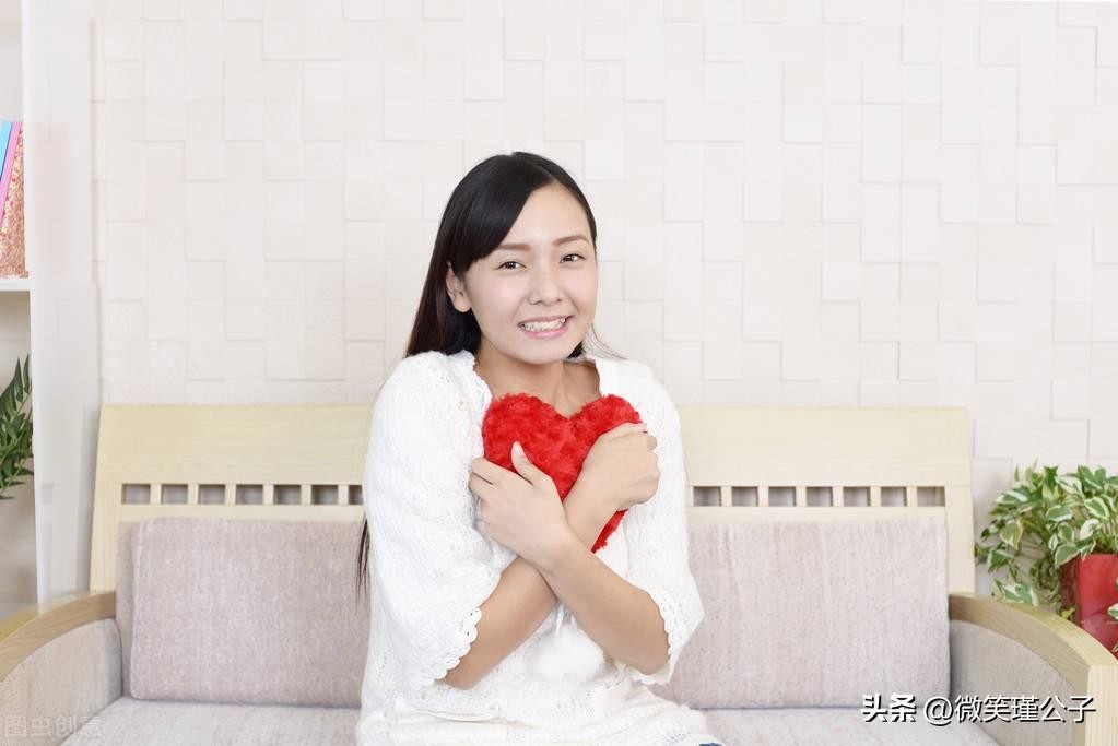 已婚男人对你有感觉的表现(已婚男人喜欢你又避嫌的表现)