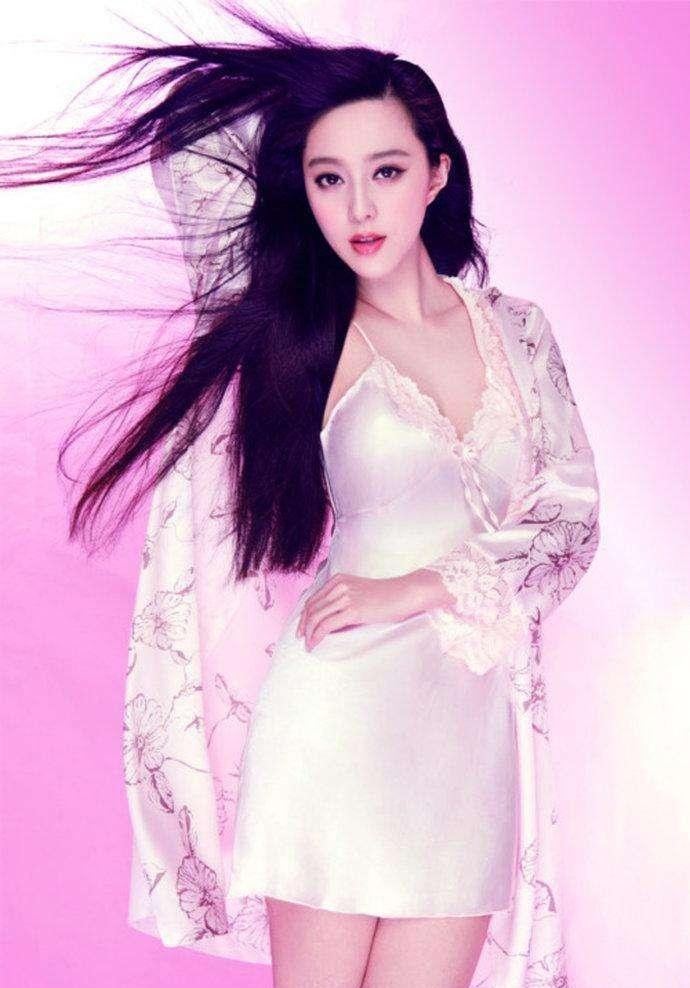 女明星的胸部照片（娱乐圈中名副其实的几大胸女）
