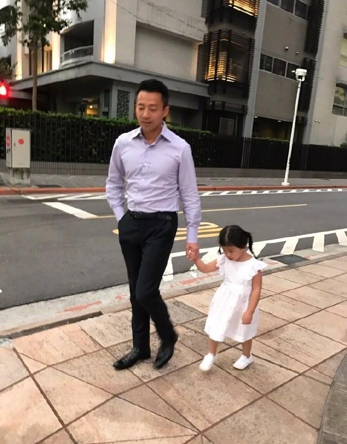 汪小菲公开儿子正面照，帅气又清秀，大S曾夸像吴彦祖