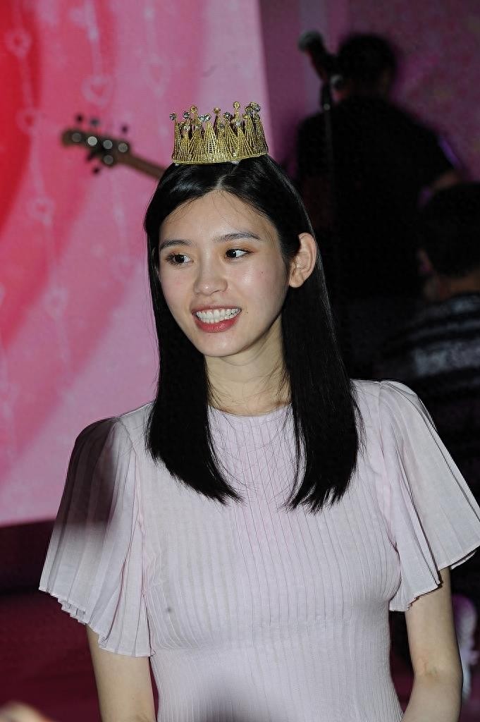 求婚成功！何猷君跪地表白奚梦瑶 两人甜蜜拥吻