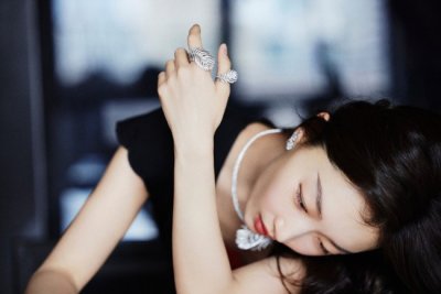 ​别样美丽！周冬雨深V写真 胸挂红花热辣似火焰