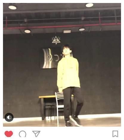 王俊凯发微博凹造型，王源在巴黎享受阳光，千玺却引起粉丝不满