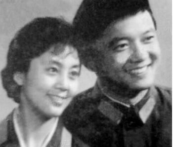 69岁王刚的三任妻子，一位漂亮，一位名气大，一位背景显赫
