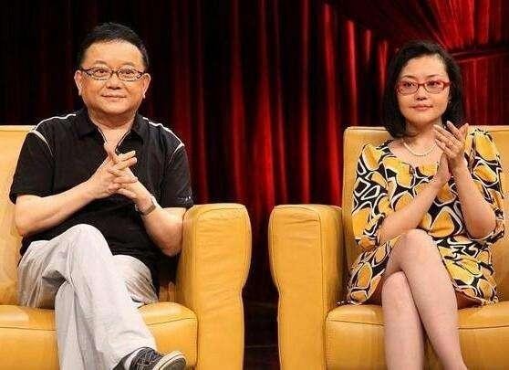 69岁王刚的三任妻子，一位漂亮，一位名气大，一位背景显赫