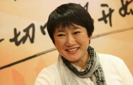 69岁王刚的三任妻子，一位漂亮，一位名气大，一位背景显赫