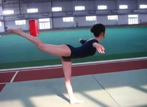 李小璐怎么丰胸的（李小璐9年前美照遭曝光）