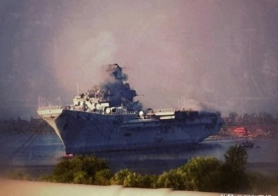 ​中国航母火了？明斯克号舰岛烧塌，修复费钱还不如给海军当靶子