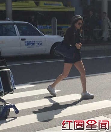 章子怡现身日本机场 穿紧身衣破大肚传闻