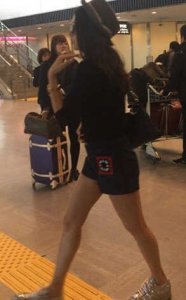 ​章子怡现身日本机场穿紧身衣破大肚传闻