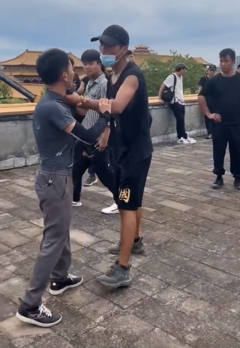 莲花楼代拍被打致鼻骨骨折 涉事人员被警方带走