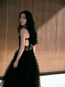 ​李咏 21 岁女儿首次公开活动 黑色露背裙身材线条优越
