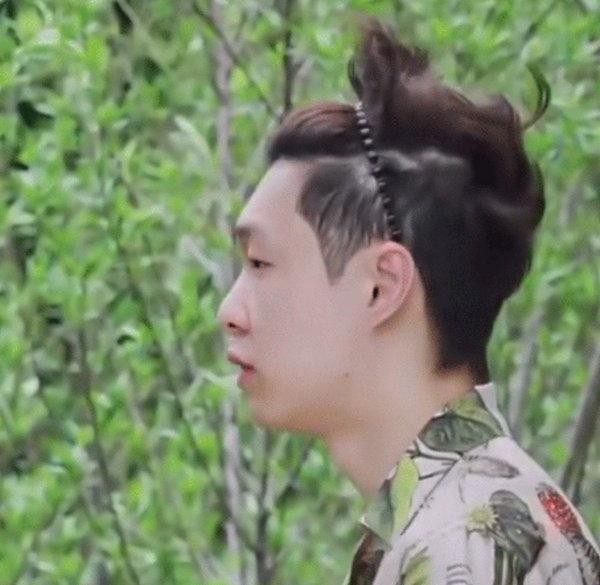 毫无偶像包袱！张艺兴纯素颜出镜 头发蓬乱大写的懵