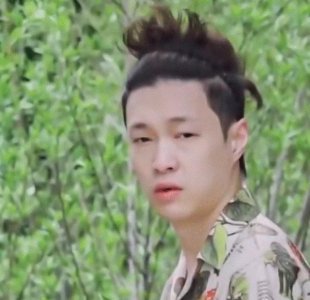 ​毫无偶像包袱！张艺兴纯素颜出镜 头发蓬乱大写的懵