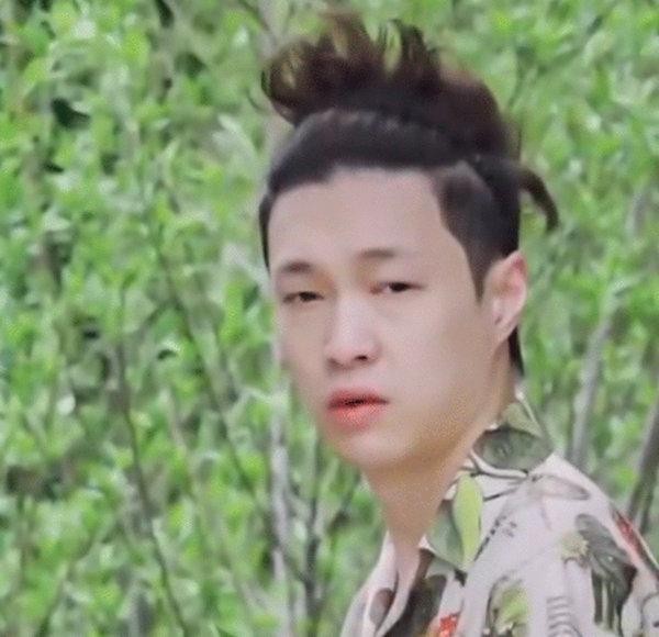 毫无偶像包袱！张艺兴纯素颜出镜 头发蓬乱大写的懵
