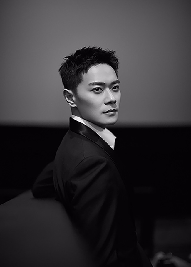 曹骏曝光黑白西装写真 光影流动中彰显绅士魅力