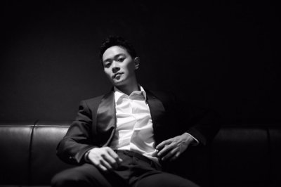 ​曹骏曝光黑白西装写真 光影流动中彰显绅士魅力