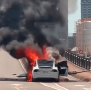 ​林志颖父子车祸现场画面：火势猛烈黑烟弥漫